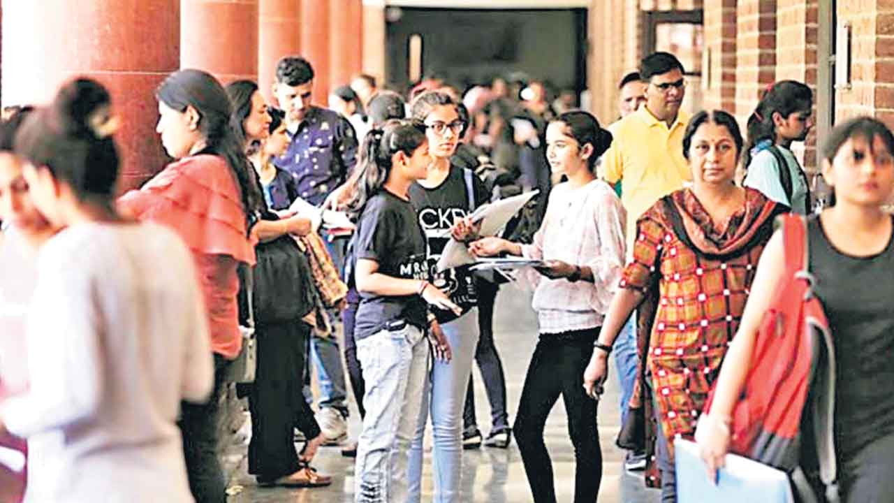 కేంద్రంపై విద్యార్థి గర్జన