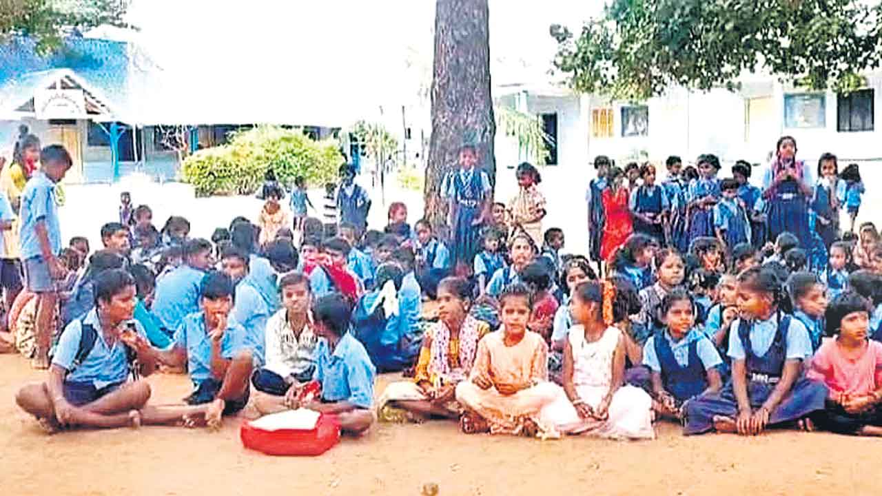Karnataka | కిలో కూరగాయలతో వంద మందికి కూర.. పాఠశాలకు తాళం వేసి విద్యార్థుల నిరసన