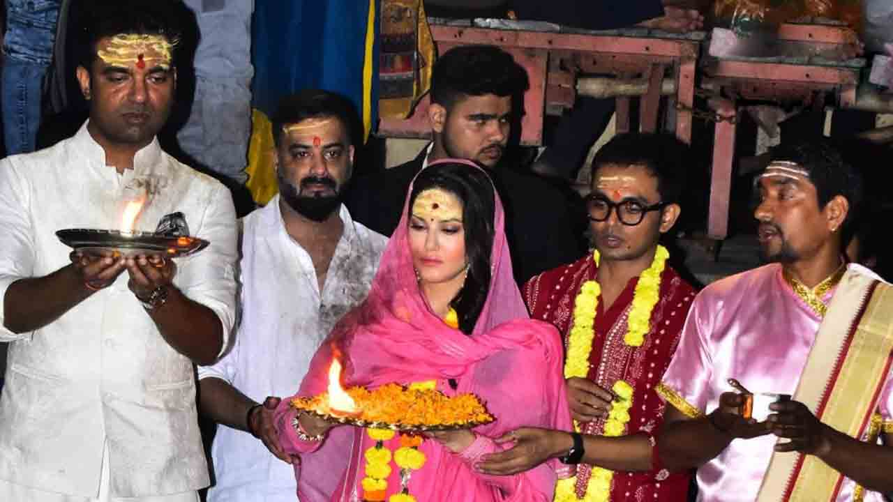 Sunny Leone | వారణాసిలో సన్నీలియోన్‌ గంగాహారతి.. వీడియో వైరల్