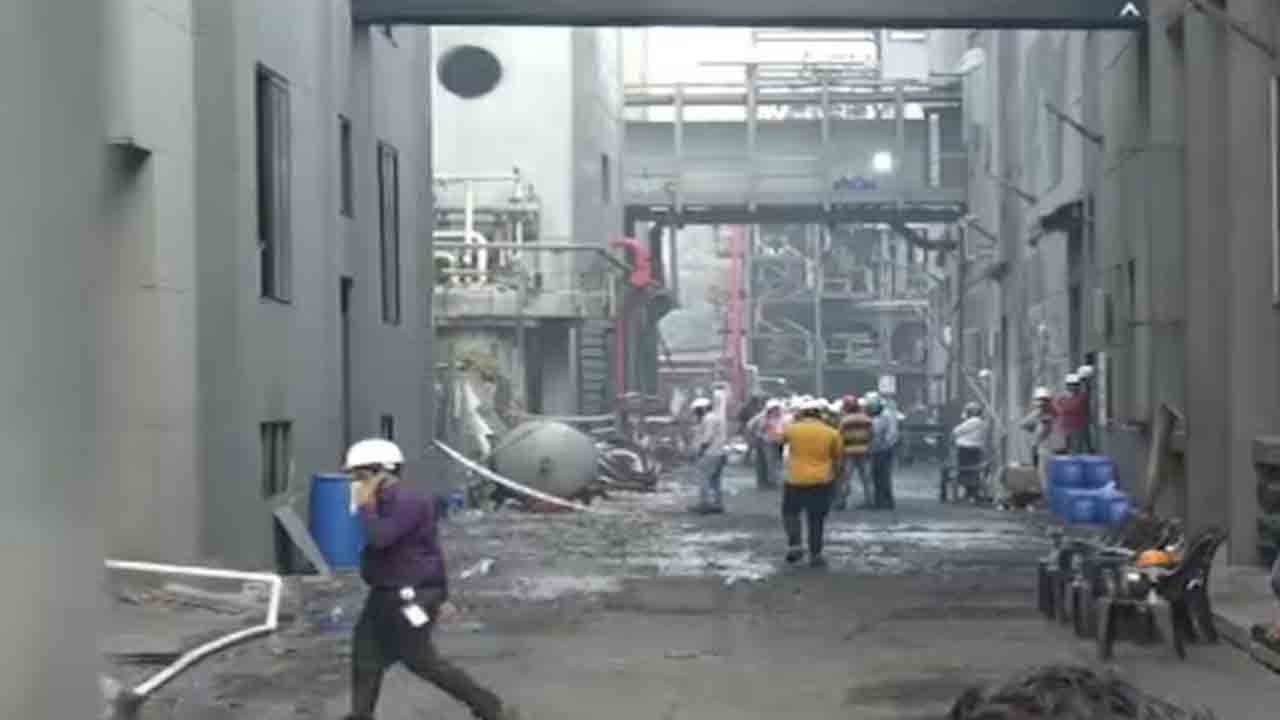 Charred bodies | కెమికల్ ఫ్యాక్టరీలో పేలుడు.. మంటల్లో కాలి ఏడుగురు కార్మికులు మృతి