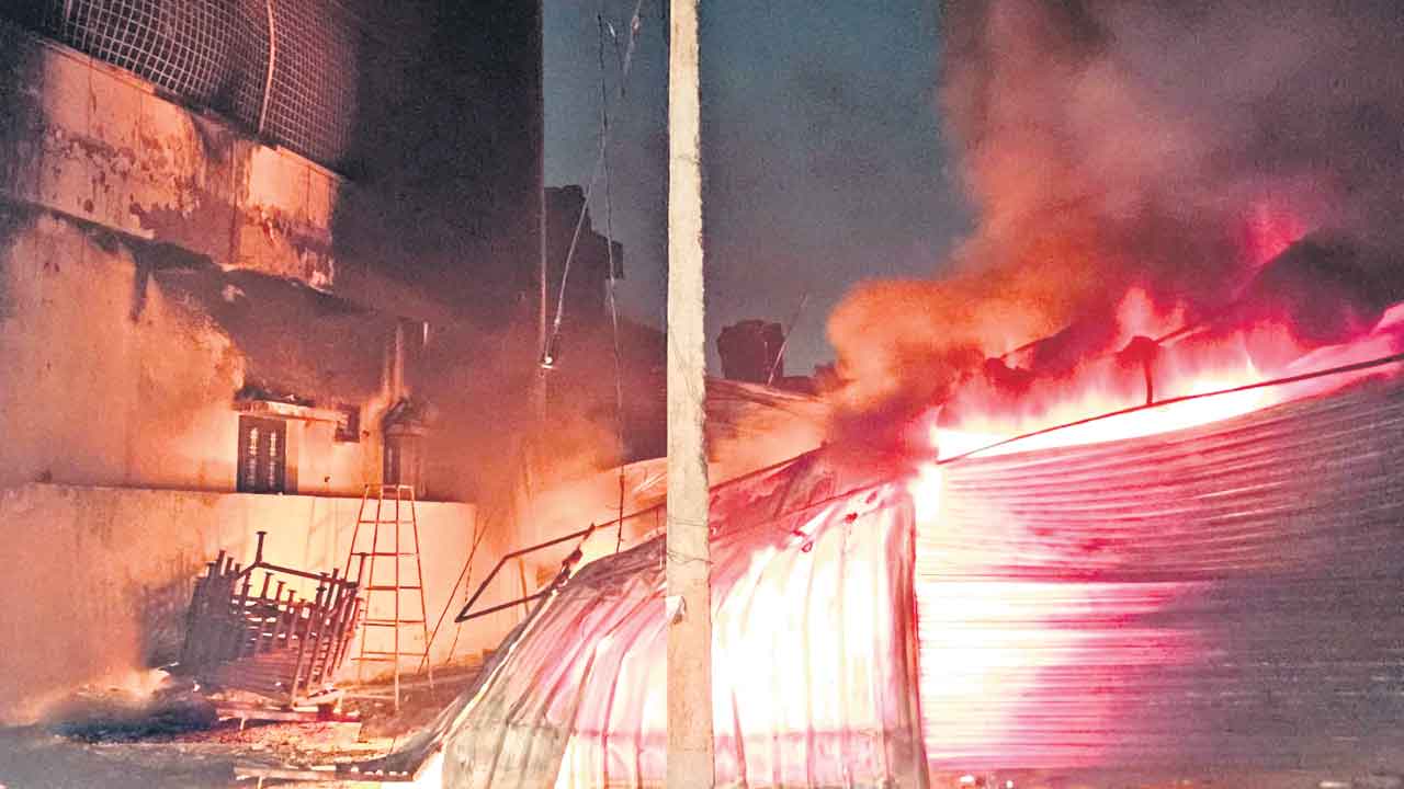 ఖానాపురంలో అగ్నిప్రమాదం.. బుగ్గిపాలైన టెంట్‌హౌస్‌