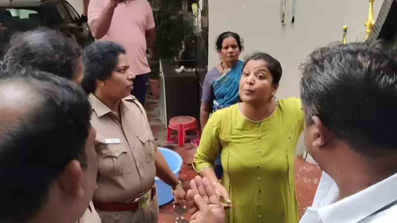 Ranjana Natchiyaar | బస్సు ఫుట్‌బోర్డ్‌ వద్ద వేలాడుతూ ప్రయాణించిన విద్యార్థులపై బీజేపీ నాయకురాలు దాడి.. అరెస్ట్‌ చేసిన   పోలీసులు