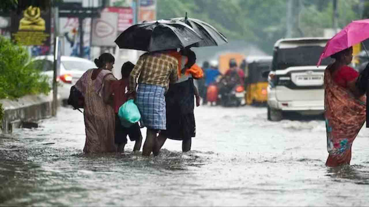 Heavy Rains | తమిళనాడులో భారీ వర్షాలు.. పాఠశాలలకు సెలవు, పలు రైళ్లు రద్దు