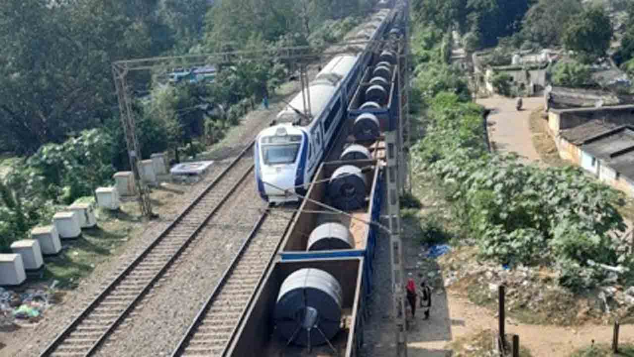 Three trains | ఒకే ట్రాక్‌పైకి దూసుకొచ్చిన మూడు రైళ్లు.. తప్పిన పెను ప్రమాదం