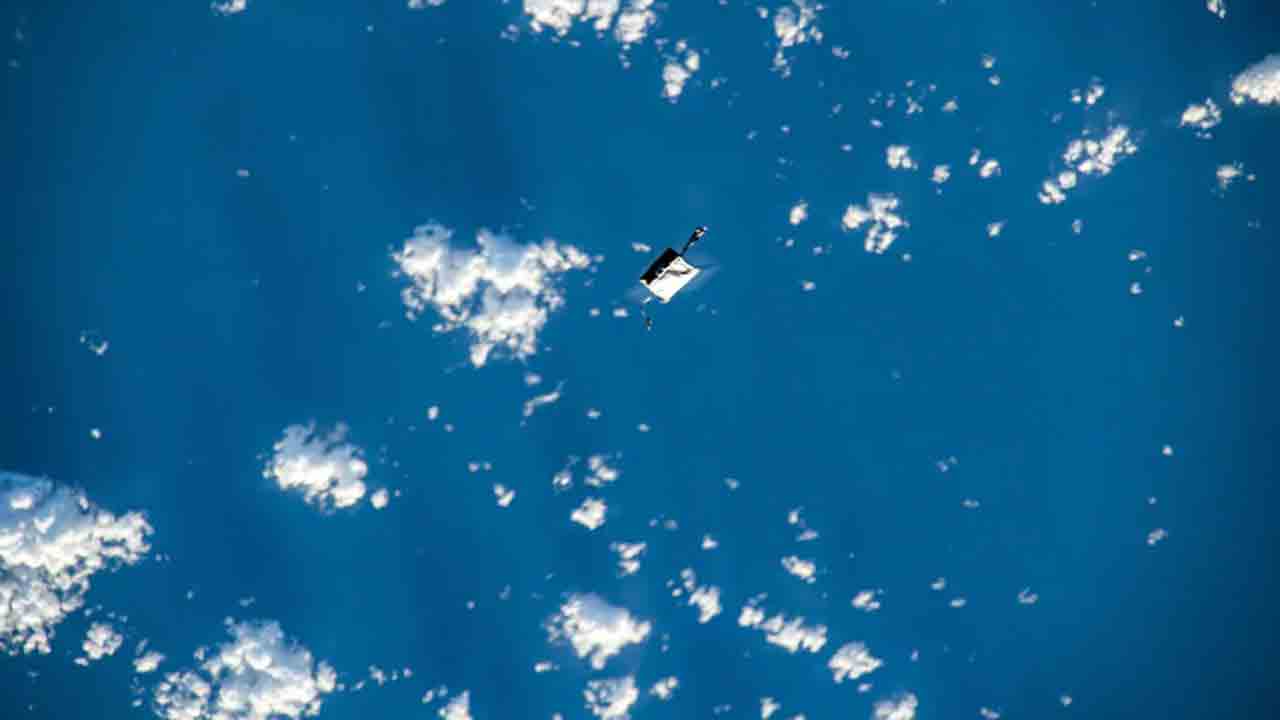 Toolbag Orbiting Earth | వ్యోమగాముల పట్టు నుంచి జారి..  భూమి చుట్టూ తిరుగుతున్న టూల్‌కిట్‌ బ్యాగ్