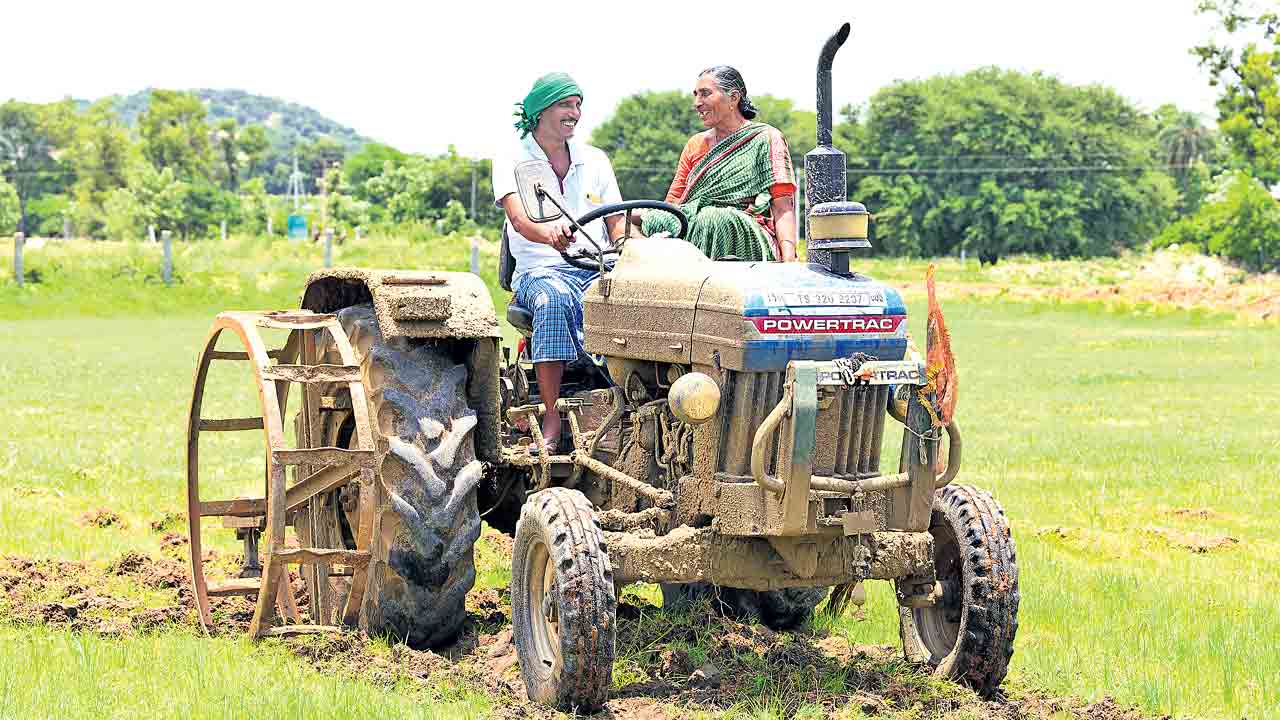 బీదోని భూమి ఫ్రీగా దున్నుతున్న
