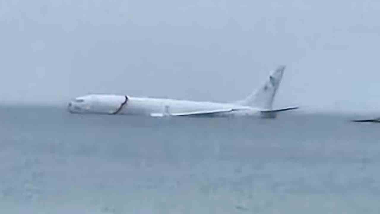 US Navy plane | రన్‌వేపై అదుపుతప్పి సముద్రంలోకి దూసుకెళ్లిన భారీ విమానం..