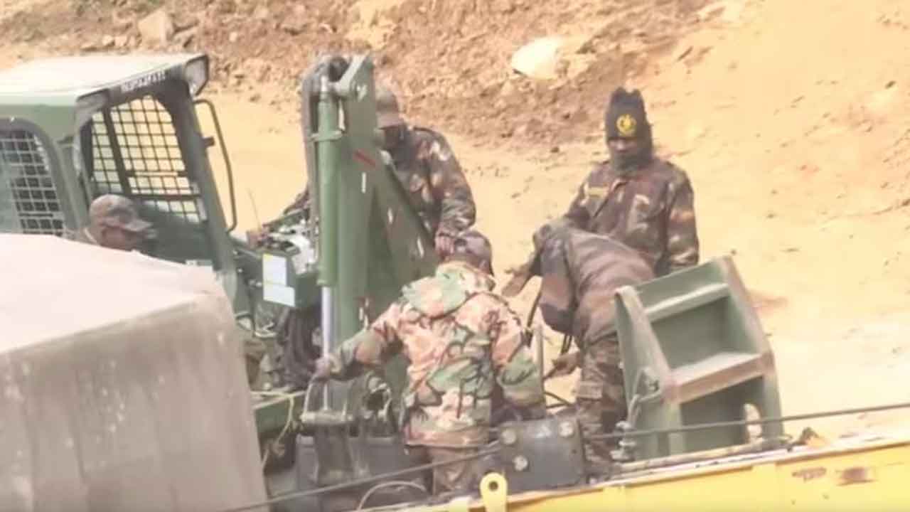 సొరంగంలో మాన్యువల్‌గా డ్రిల్లింగ్‌