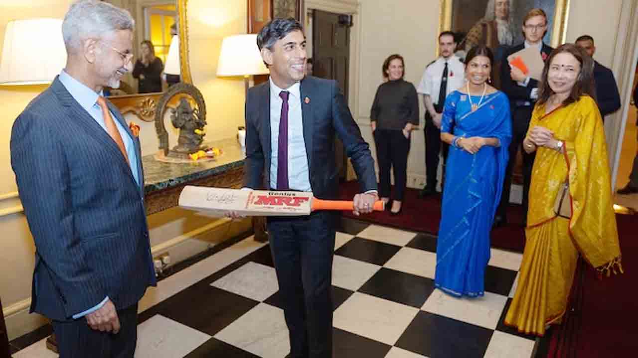 Rishi Sunak | దీపావళి సందర్భంగా రిషి సునాక్‌కు ప్రత్యేక బహుమతి అందించిన కేంద్ర విదేశాంగ మంత్రి