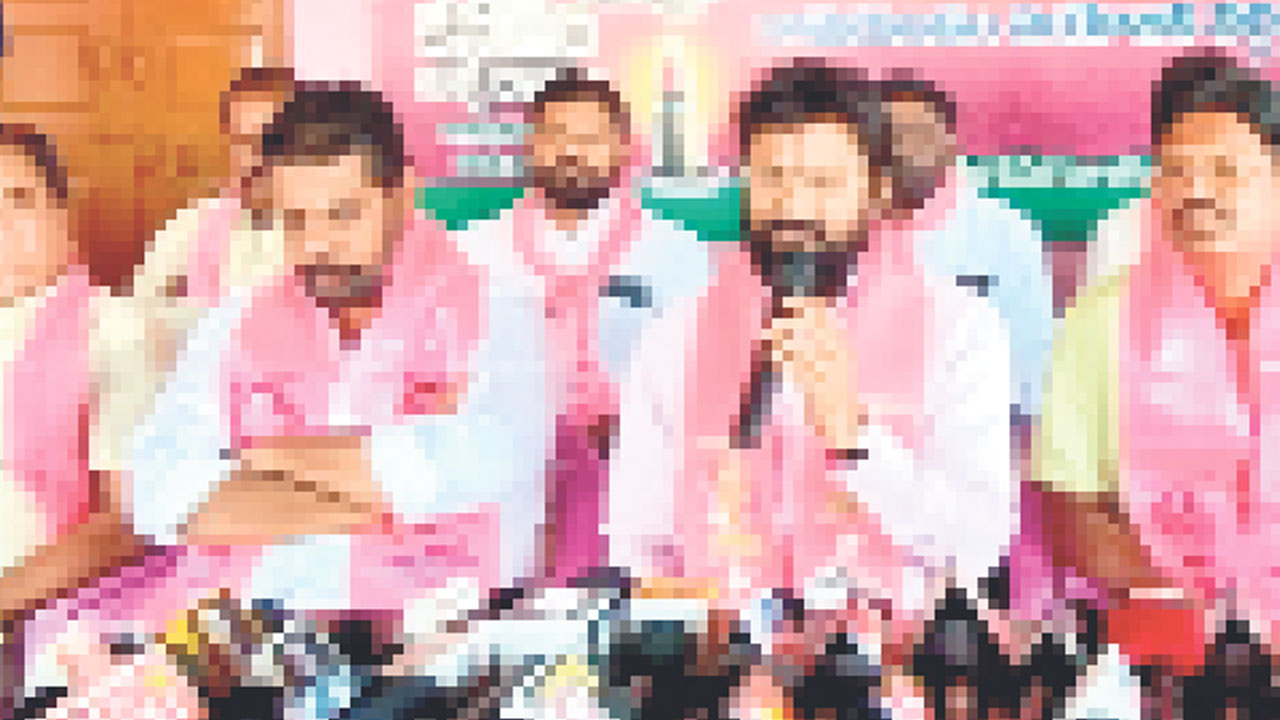 కేటీఆర్‌ రోడ్‌ షోను విజయవంతం చేయండి