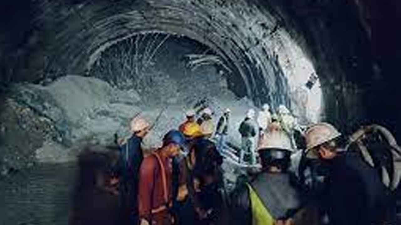 కూలిన సొరంగం.. చిక్కుకున్న 40 మంది