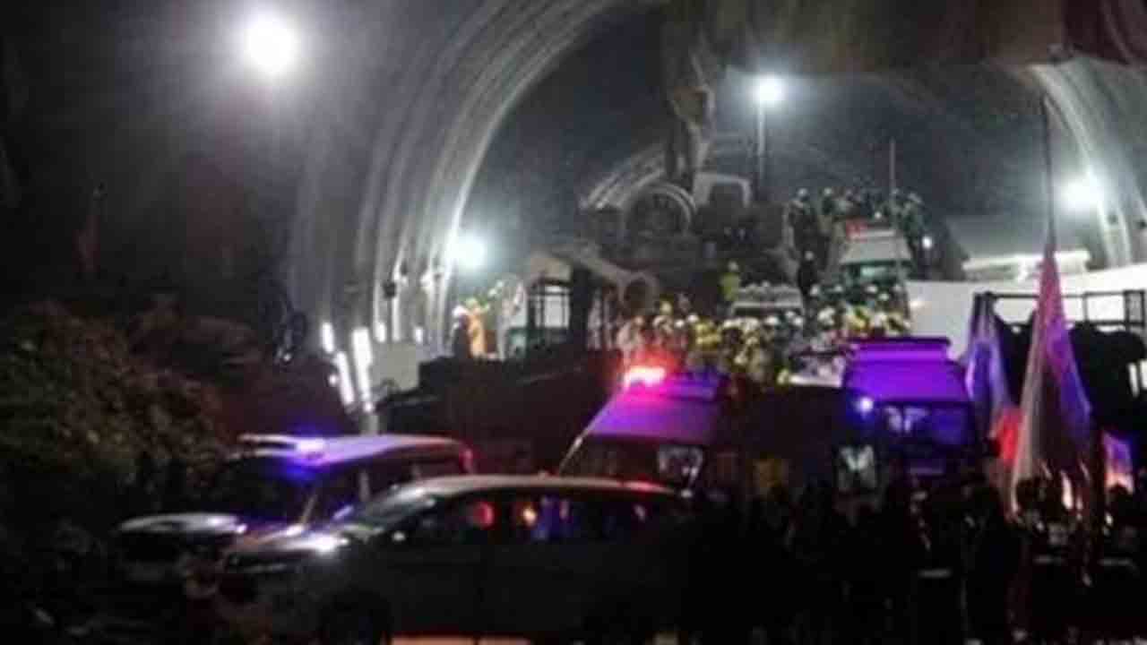 Uttarakhand Tunnel rescued Workers | టన్నెల్‌లో చిక్కుకున్న కుమారుడి కోసం ఎదురుచూసిన తండ్రి..   చివరకు  మృతి