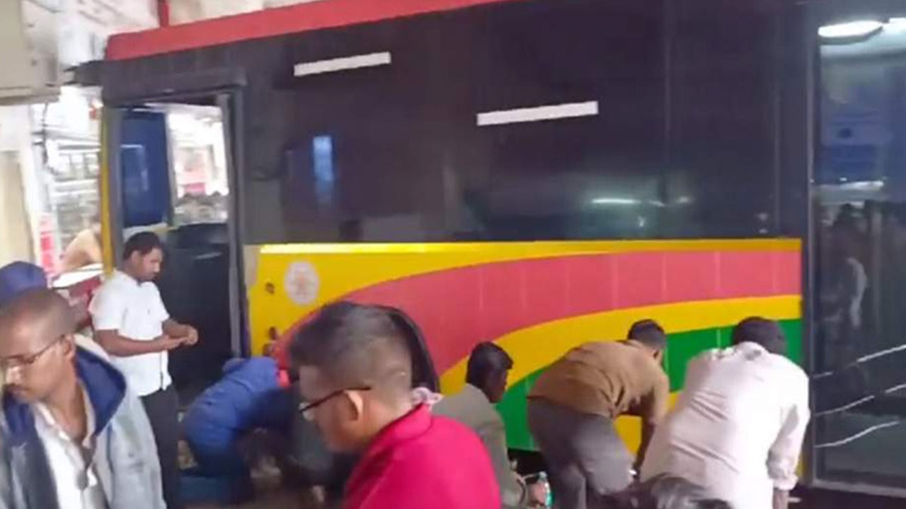 RTC Bus | రివర్స్‌కు బదులు ఫస్ట్‌ గేర్‌ వేసిన డ్రైవర్‌.. ప్లాట్‌ఫామ్‌పైకి దూసుకెళ్లిన బస్సు.. ముగ్గురు మృతి