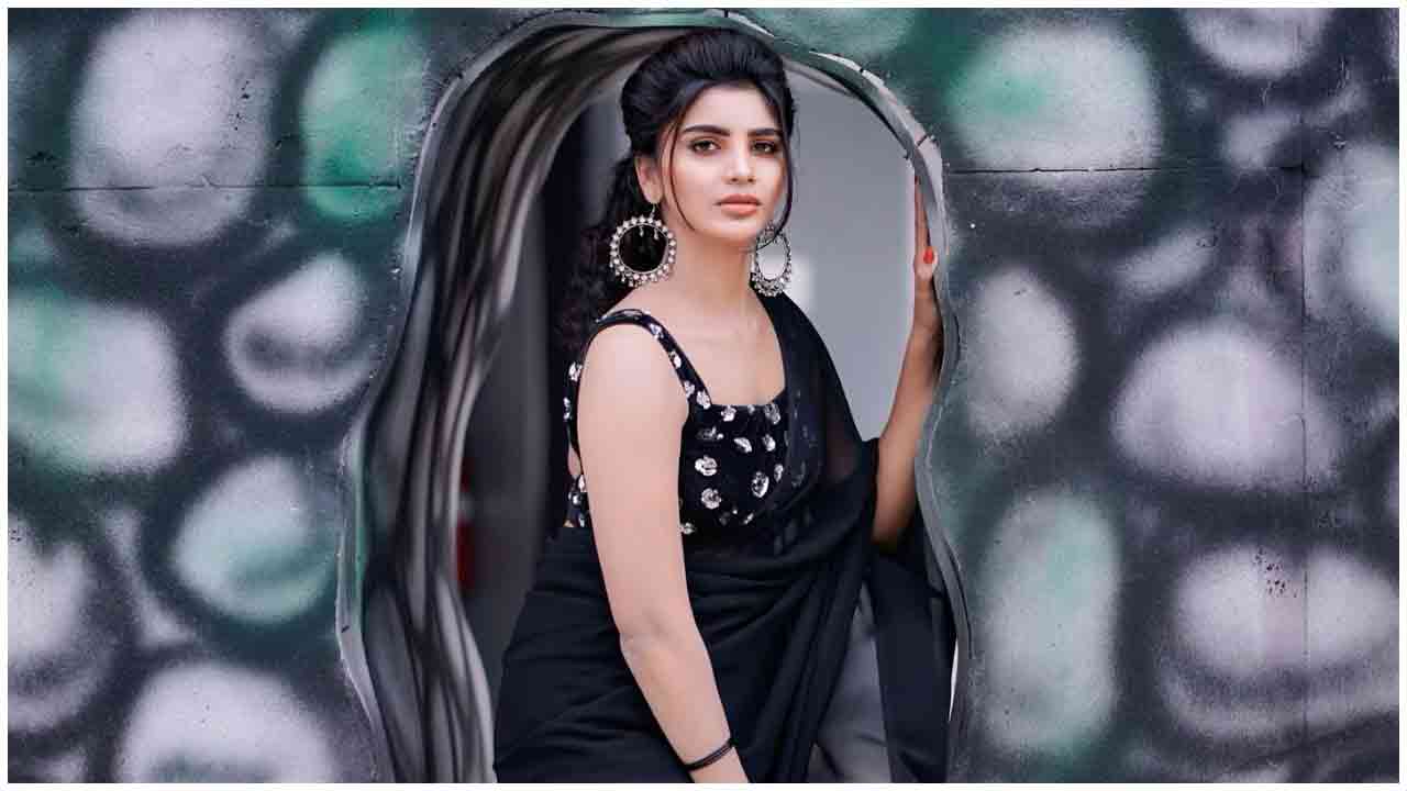 Varsha | నల్లచీరలో మురిపిస్తున్న జబర్దస్త్ వర్ష..