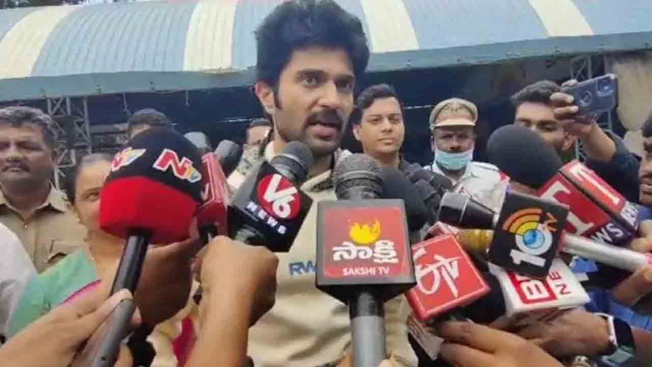 Vijay Devarakonda | అభివృద్ధి కొనసాగాలంటే తప్పకుండా ఓటేయాలి : విజయ్‌ దేవరకొండ