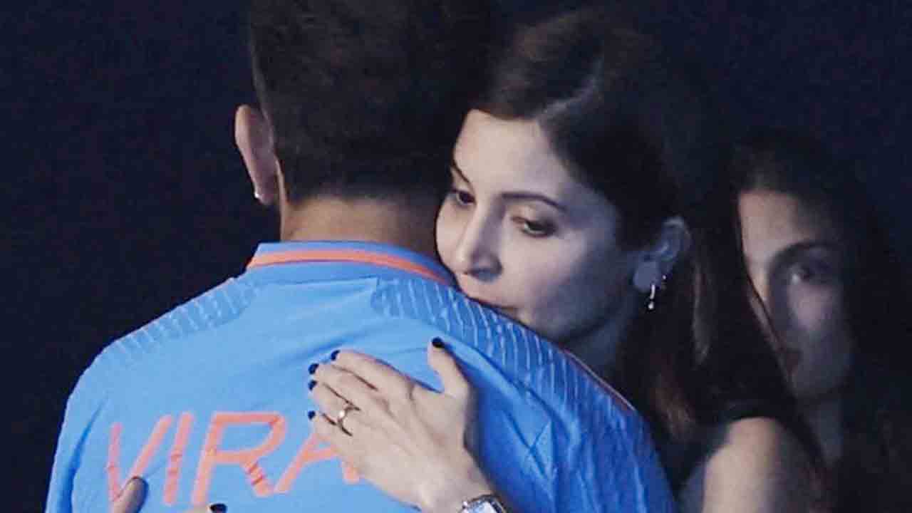 Virat Kohli | చేజారిన ప్రపంచ కప్‌.. కోహ్లీని ఓదార్చిన అనుష్క.. పిక్స్‌ వైరల్‌