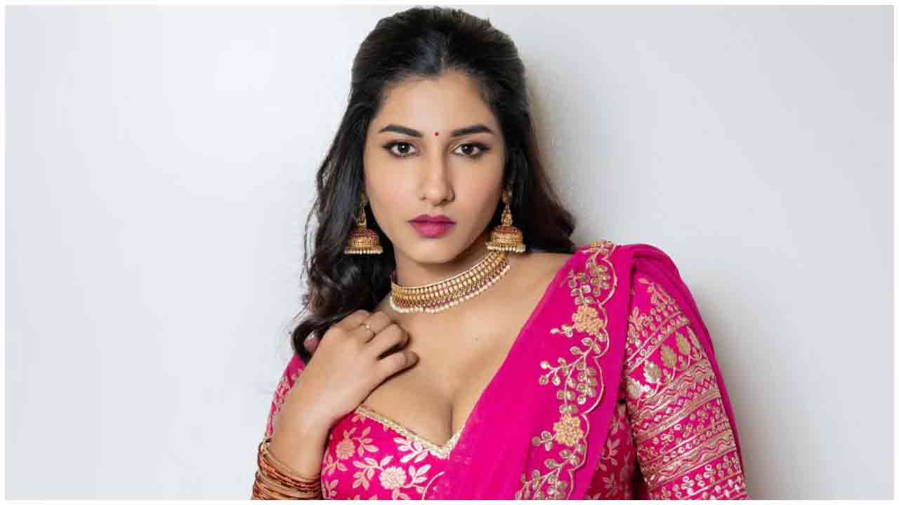 Vishnupriya Bhimeneni | హాఫ్ శారీలో కుందనపు బొమ్మలా విష్ణుప్రియ..