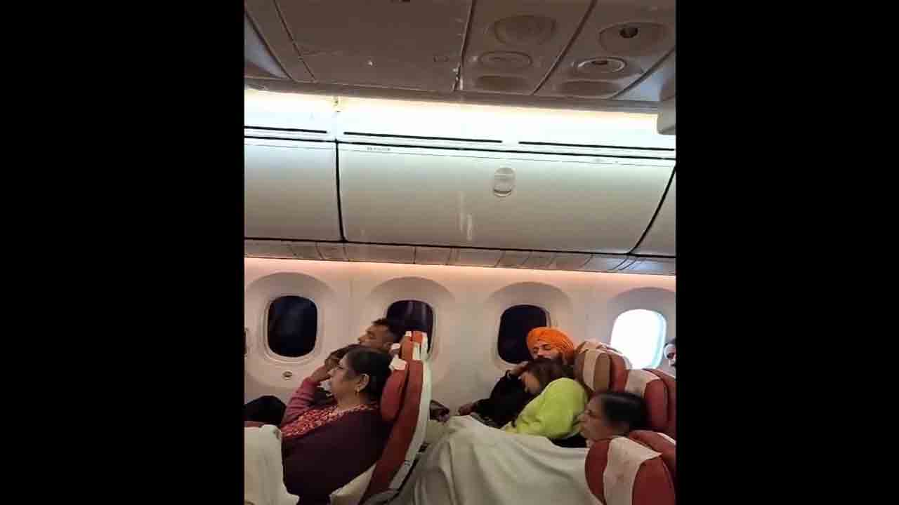 Watch: ఎయిర్‌ ఇండియా విమానంలో ధారగా కారిన నీరు.. వీడియో వైరల్‌