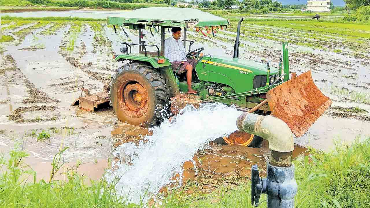 10 hp motor | రైతులు 10 హెచ్‌పీ మోటర్‌ పెట్టుకునేందుకు డబ్బులు ఎవరిస్తారు?