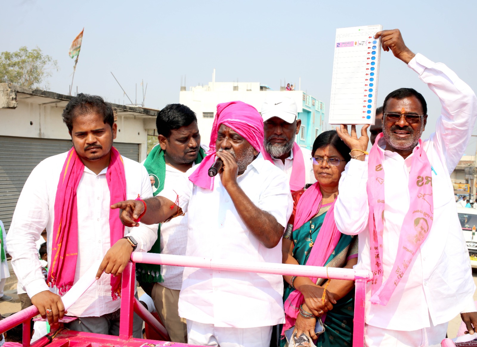 ఆదిలాబాద్ మున్సిపాలిటీ పరిధిలో ఎమ్మెల్యే జోగు రామన్న ప్రచారం