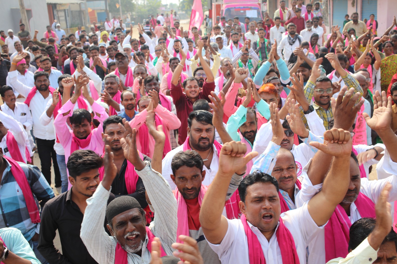 ఆదిలాబాద్ మున్సిపాలిటీ పరిధిలో ఎమ్మెల్యే జోగు రామన్న ప్రచారం