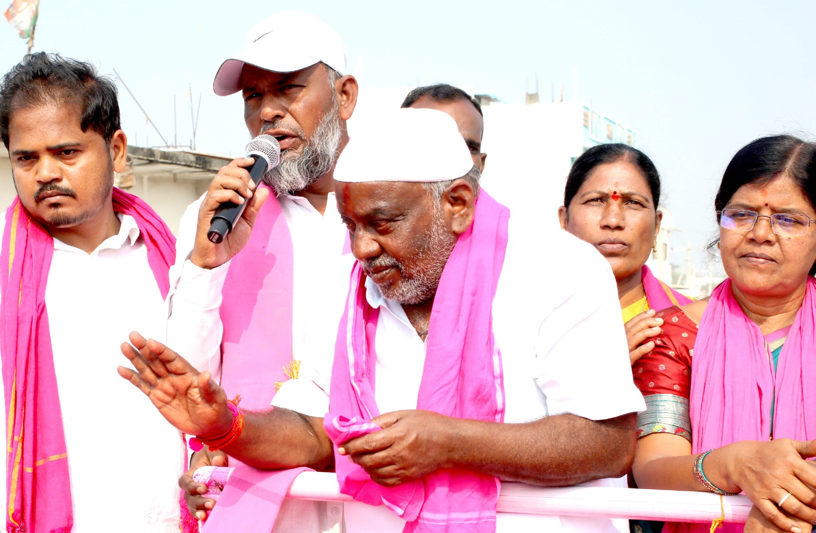 ఆదిలాబాద్ మున్సిపాలిటీ పరిధిలో ఎమ్మెల్యే జోగు రామన్న ప్రచారం