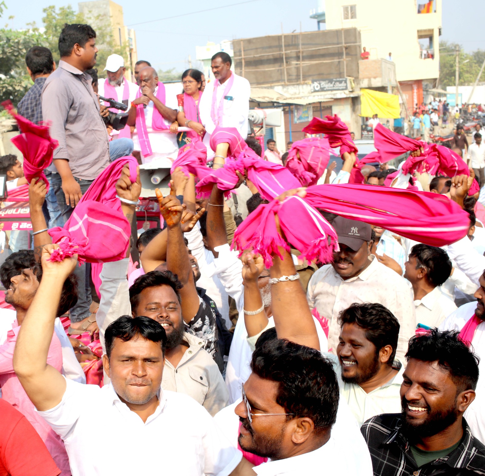 ఆదిలాబాద్ మున్సిపాలిటీ పరిధిలో ఎమ్మెల్యే జోగు రామన్న ప్రచారం