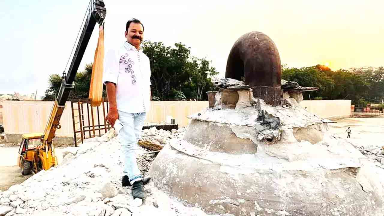 Largest Bell | ప్రపంచంలోనే అతిపెద్ద గంట.. అచ్చును తెరుస్తుండగా ప్రమాదం.. ఇద్దరు దుర్మరణం