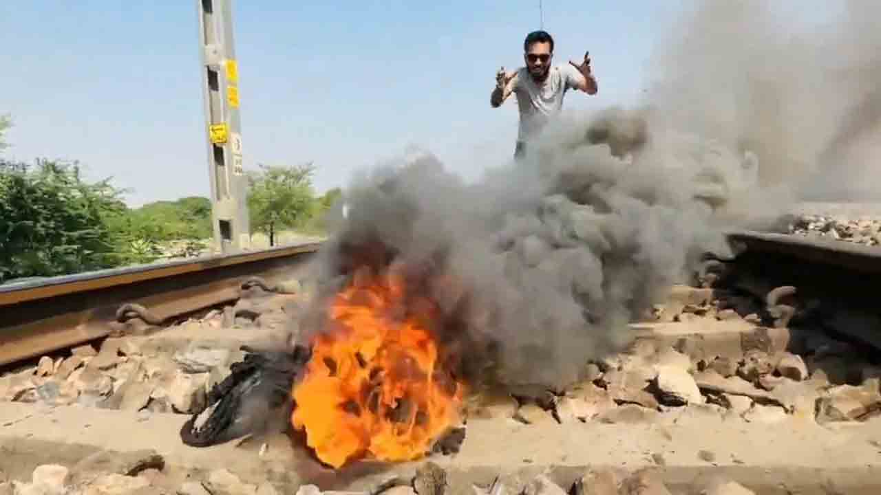 Watch: రైలు పట్టాల మధ్యలో పాము పటాకులు కాల్చిన యూట్యూబర్‌.. తర్వాత ఏం జరిగిందంటే?