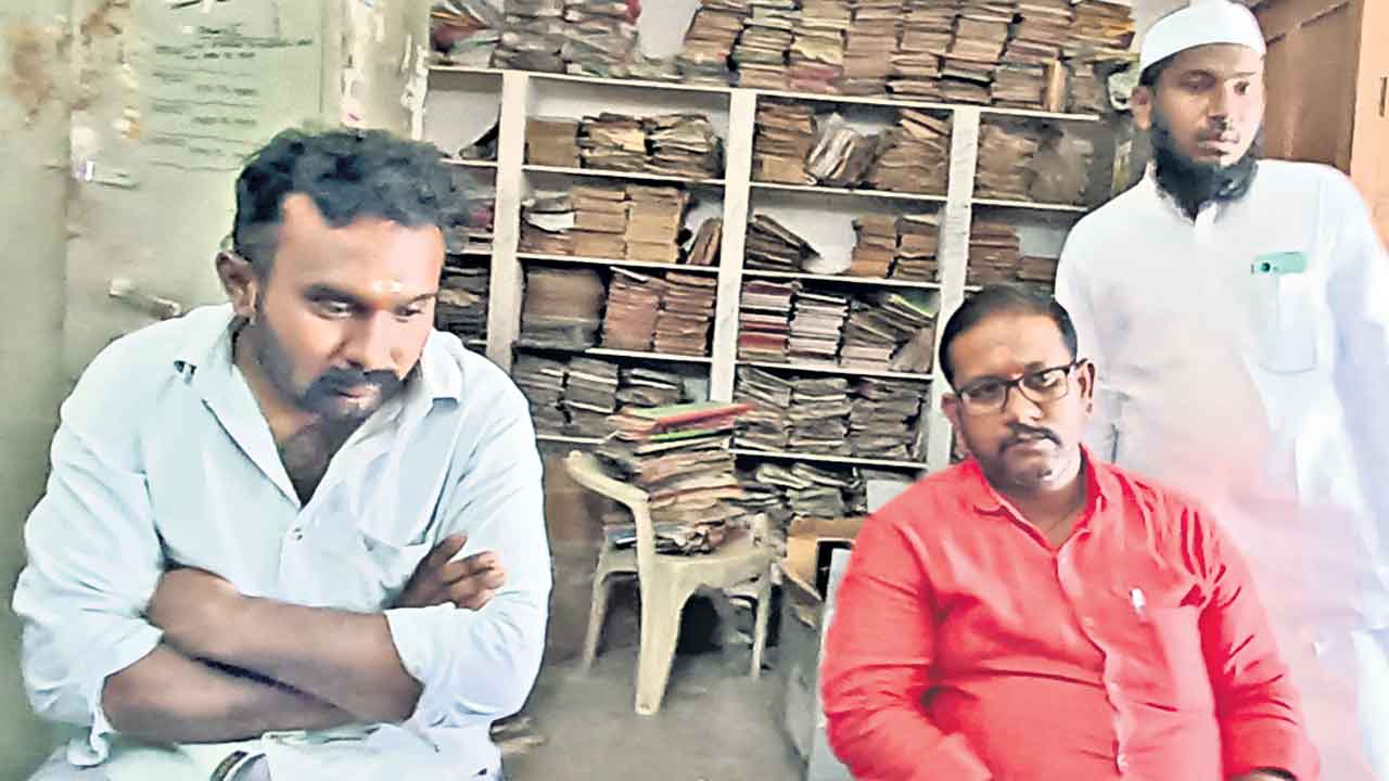 ఏసీబీకి చిక్కిన సబ్ రిజిస్ట్రార్ ఉద్యోగులు