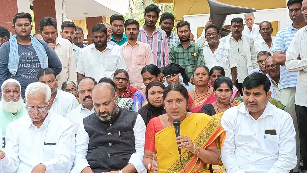 Revanth Reddy | తుపాకీ, కత్తులు లేకుండా హత్యలు చేయగల సమర్థుడు రేవంత్ రెడ్డి.. ఆదిలాబాద్‌ జిల్లా మాజీ కాంగ్రెస్‌ నేతల ఆగ్రహం