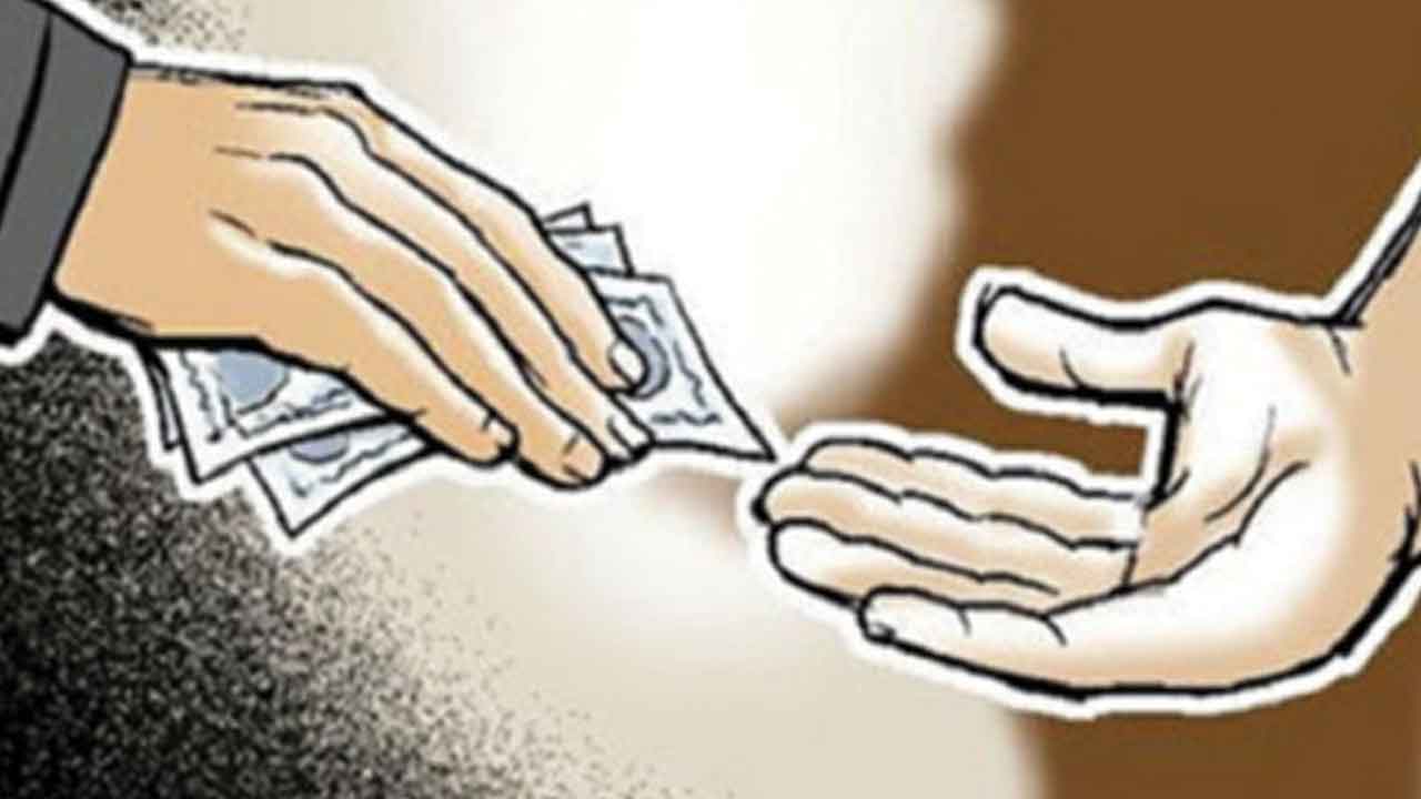 ఏసీబీ వలలో విద్యుత్తు ఏడీఈ