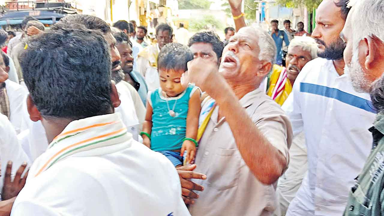 అలంపూర్‌ కాంగ్రెస్‌ అభ్యర్థికి నిరసన సెగ