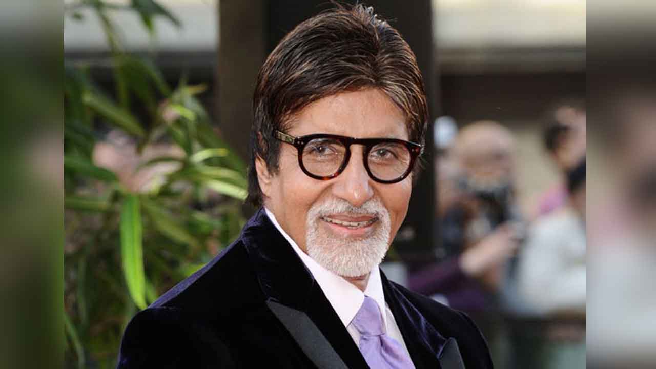 అందరూ చెప్పులు వదిలి మళ్లీ వేసుకున్నారు