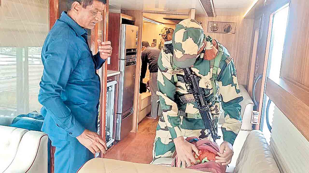 సీఎం కేసీఆర్‌ బస్సు తనిఖీ