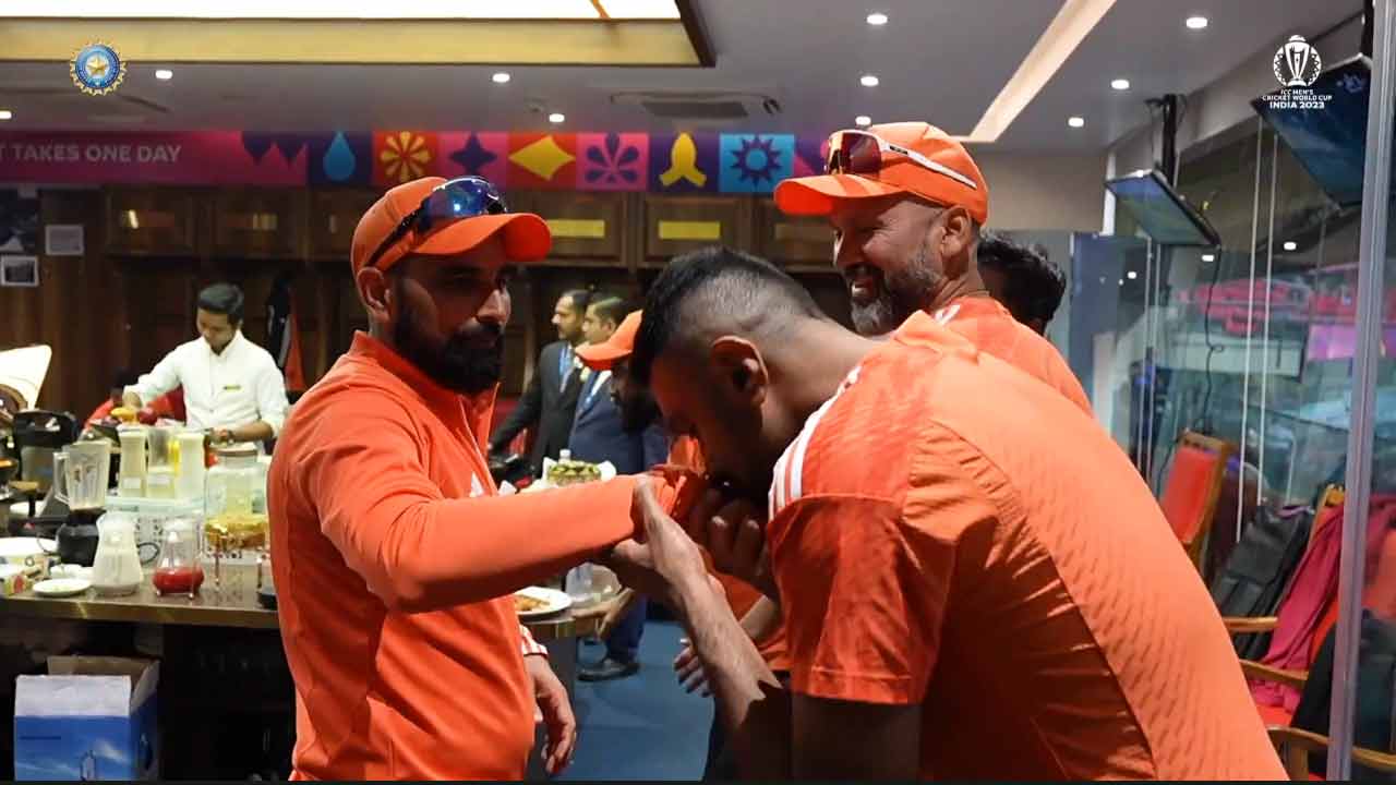 Shami: ష‌మీ చేతికి కిస్ ఇచ్చిన అశ్విన్‌.. వీడియో