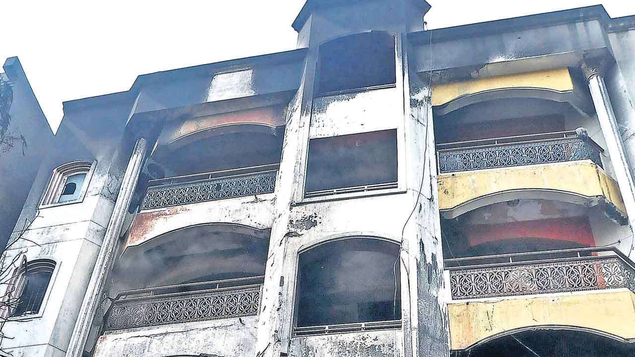 అపార్ట్‌మెంట్లో అగ్నికీలలు