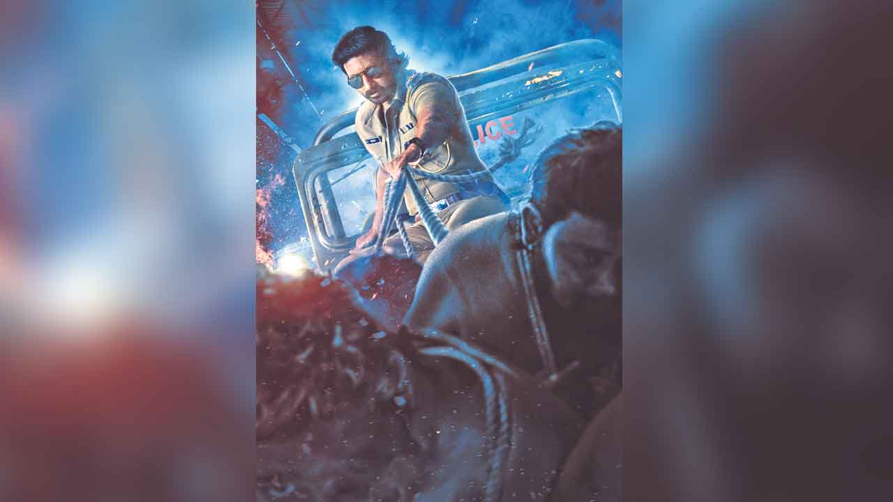 డాషింగ్‌ పోలీస్‌గా..