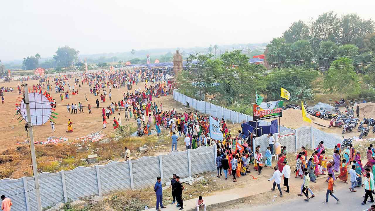 అమిత్‌ షా మాట్లాడుతుండగా వెనక్కి వెళ్లిపోతున్న ప్రజలు