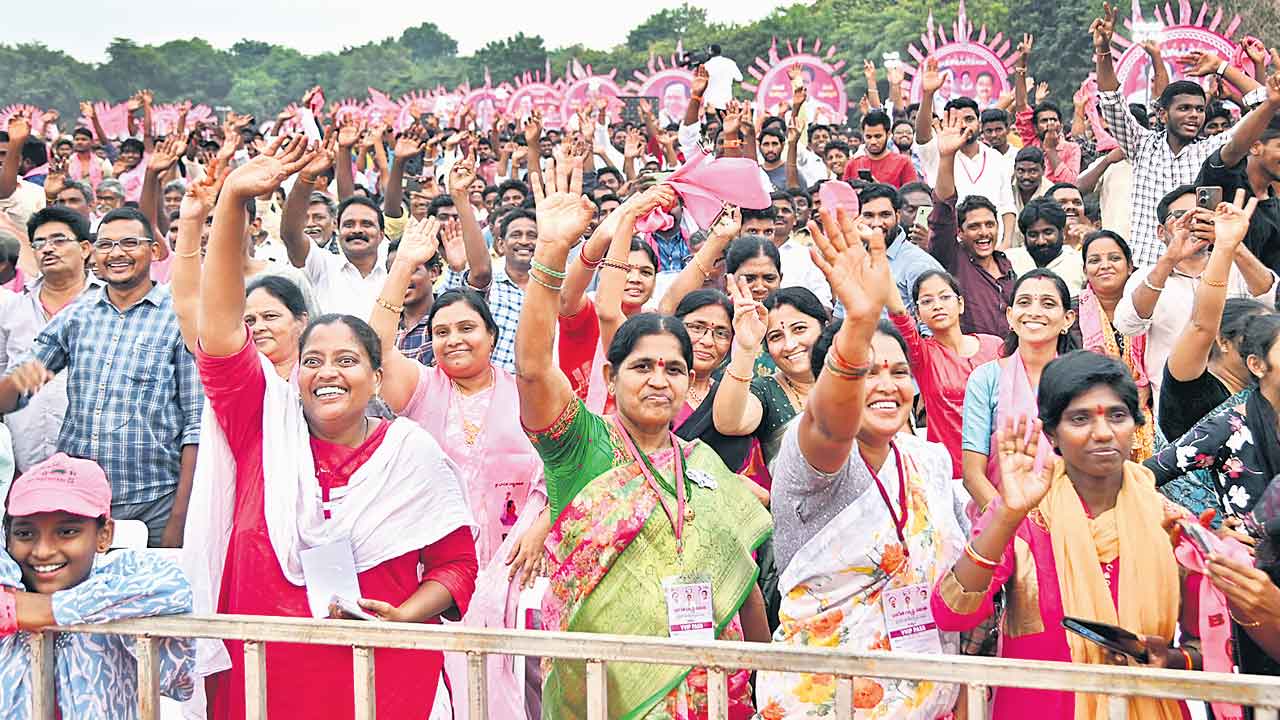 దూసుకుపోతున్న కారు