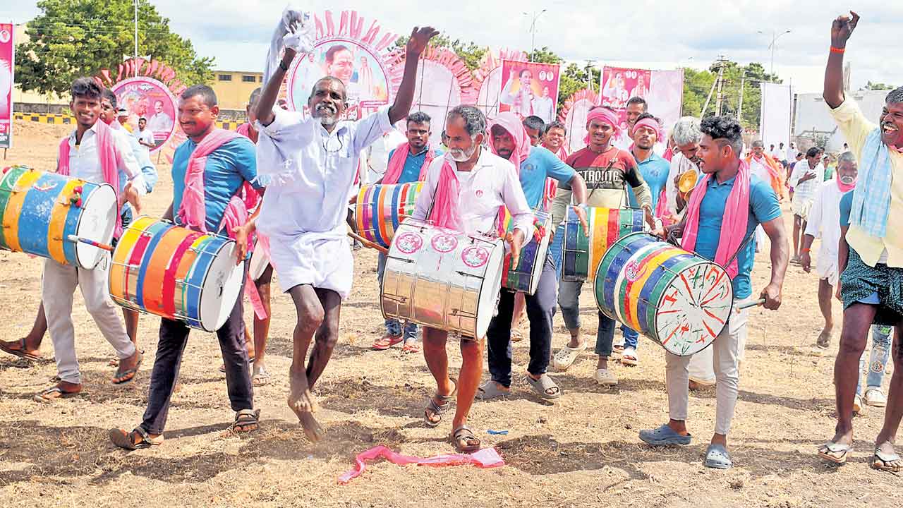 ఎగిరేది ఉద్యమ జెండానే