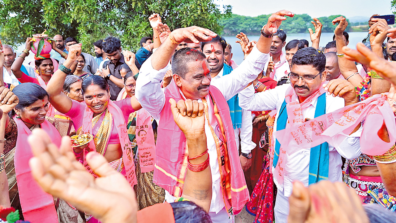 Telangana | పూనకాలు లోడింగ్‌.. ప్రచారంలో ఎమ్మెల్యేల తీన్మార్‌ డ్యాన్సులు వైరల్‌