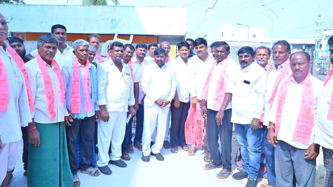 Minister Jagdish Reddy | మంత్రి జగదీష్ రెడ్డి దత్తత గ్రామంలో కాంగ్రెస్ ఖాళీ..బీఆర్‌ఎస్‌లో భారీగా చేరికలు