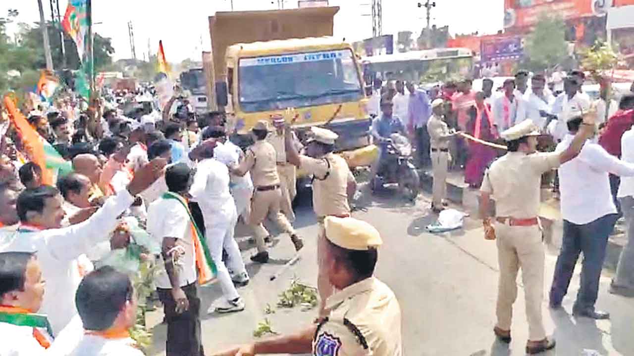 బీఆర్‌ఎస్‌ ర్యాలీపై కాంగ్రెస్‌ రాళ్లదాడి