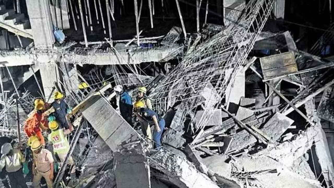 భవనం కూలి ఇద్దరు కార్మికుల దుర్మరణం