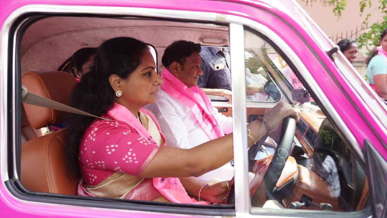 MLC Kavitha | నిన్న స్కూటీ, నేడు కారు..ప్రచారంలో దూసుకెళ్తున్న ఎమ్మెల్సీ కవిత : వీడియో