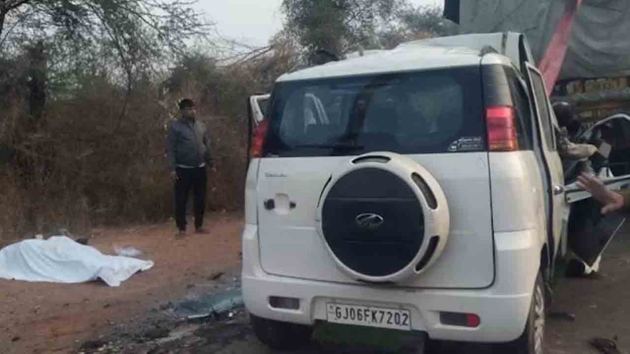 Police Vehicle rams truck | లారీని ఢీకొట్టిన పోలీస్‌ వాహనం.. ఐదుగురు పోలీసులు మృతి