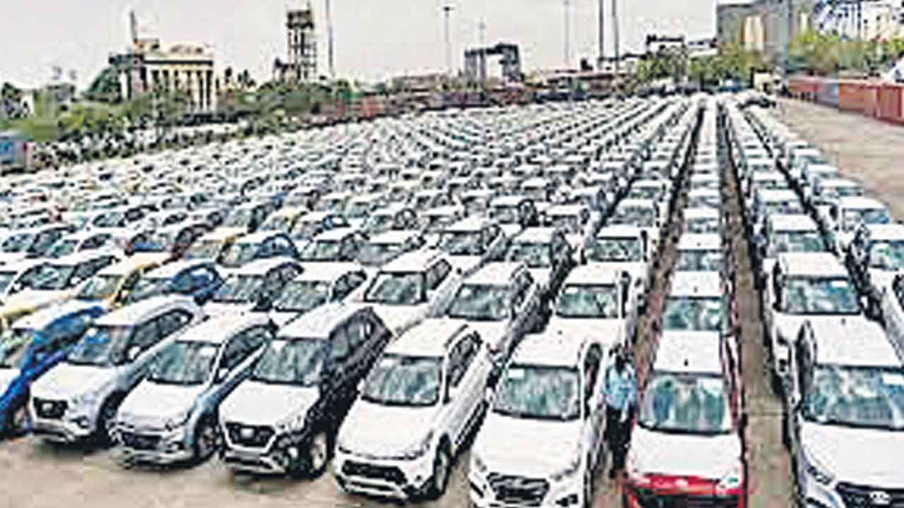 కార్ల సంస్థలకు పండుగ కిక్కు