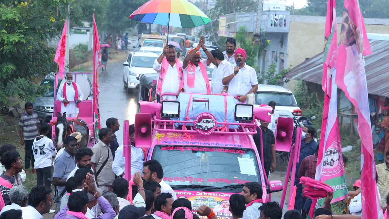 MLA  Dharma Reddy | జోరు వర్షంలోనూ ప్రచారలో దూసుకెళ్తున్న ఎమ్మెల్యే చల్లా ధర్మారెడ్డి