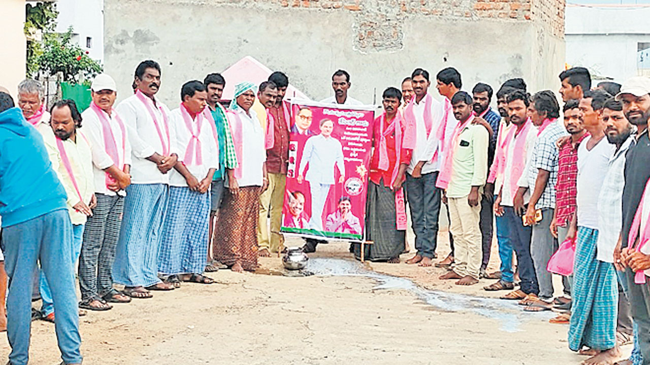 సీఎం కేసీఆర్‌ హామీతోదళితుల్లో ఆనందం